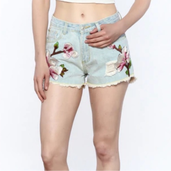 ETWO Embroidered High Rise Distressed Raw Hem Jean Shorts - Picture 1 of 12